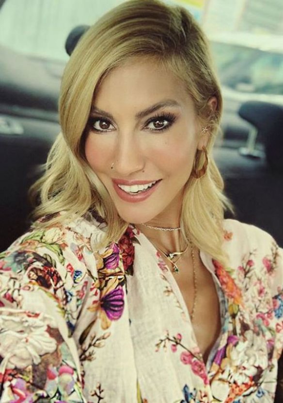 Çağla Şıkel'den makyajsız poz