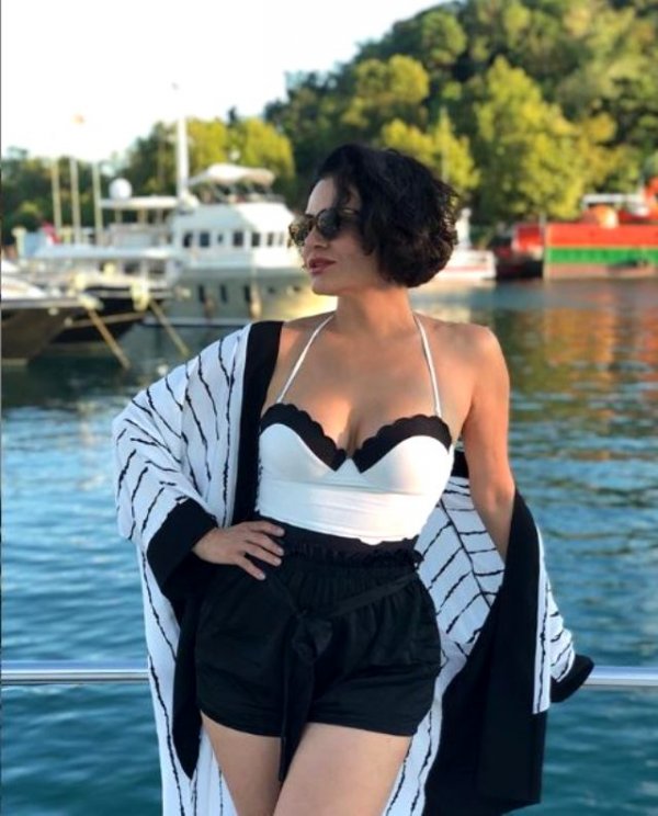 Göksel de mayosunu gösterdi