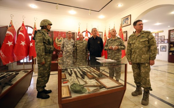 a Komuta kademesi Kıbrıs'taki birlikleri denetledi