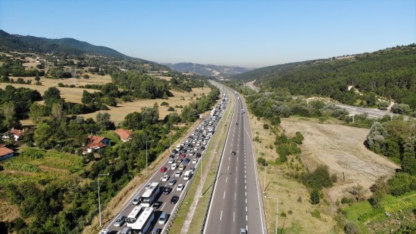İstanbul'dan gidenler kuyruk oluşturdu