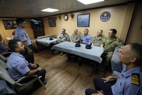 Akar ve komutanlar TCG Gemlik'e gitti