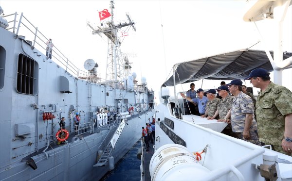 Akar ve komutanlar TCG Gemlik'e gitti