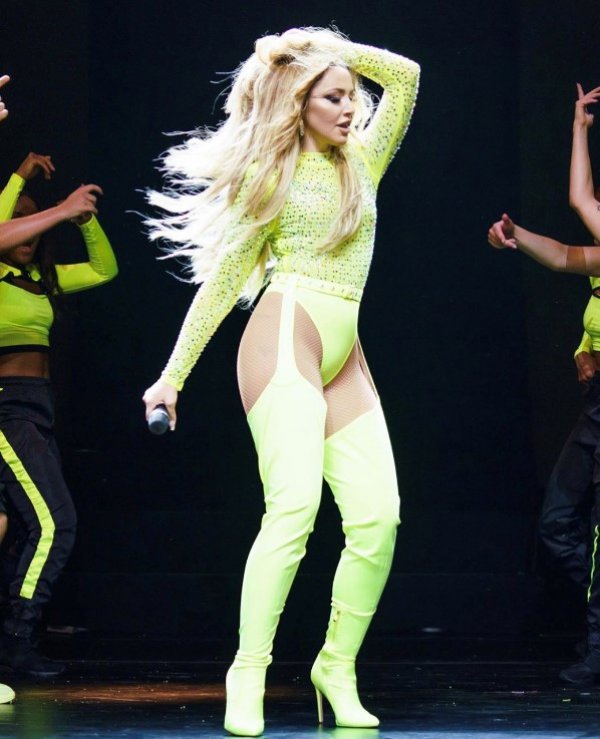 Hadise Harbiye'de sahne aldı