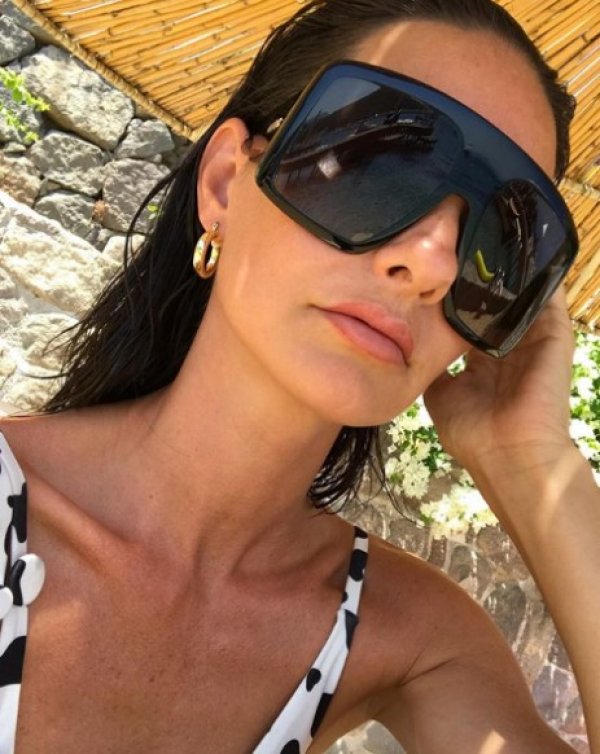 Yasemin Özilhan'ın gözlüğü yüzünü kapladı