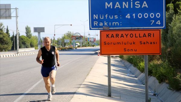 Manisalı ihtiyar delikanlı, her gün İzmir'e kadar koşuyor