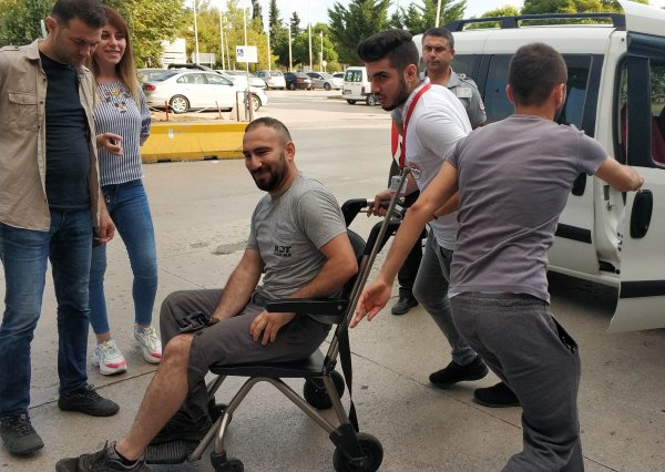 i Acemi kasaplar yine kendilerini kesti