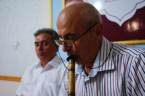Güzel ezan okunması için neyle eğitim veriyor