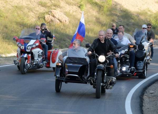 r Putin motosiklete bindi