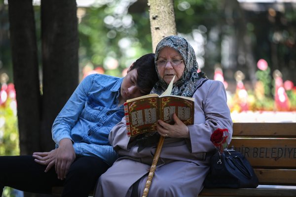 a Şehit aileleri bayramda şehitlikleri ziyaret etti