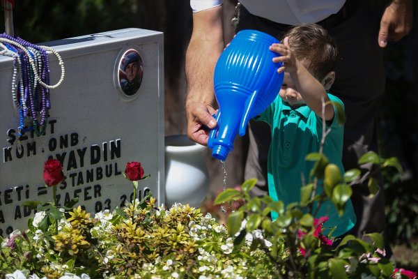 a Şehit aileleri bayramda şehitlikleri ziyaret etti