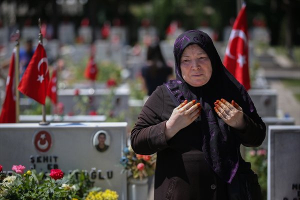a Şehit aileleri bayramda şehitlikleri ziyaret etti