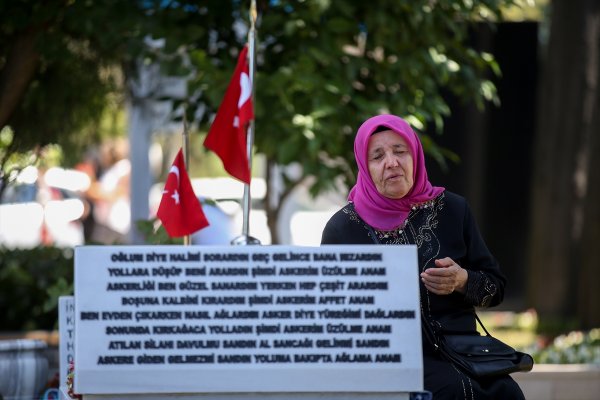 a Şehit aileleri bayramda şehitlikleri ziyaret etti