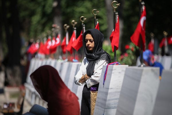 a Şehit aileleri bayramda şehitlikleri ziyaret etti
