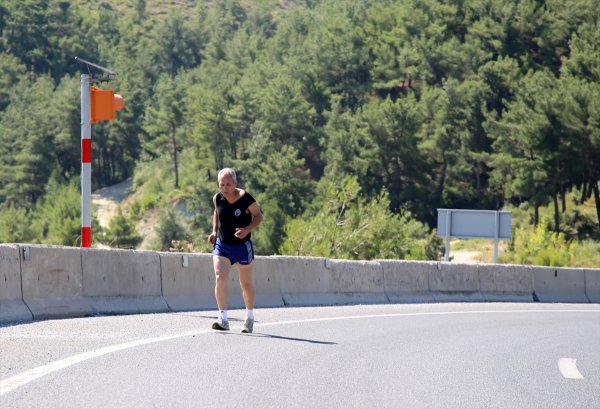 Manisalı ihtiyar delikanlı, her gün İzmir'e kadar koşuyor
