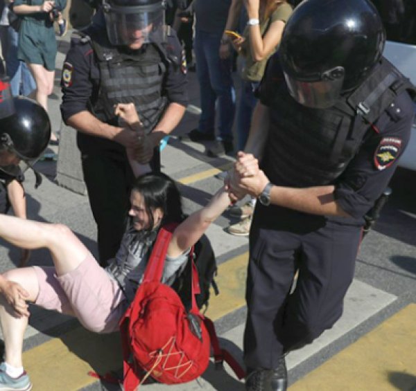 Rusya'da polis şiddeti kamerada