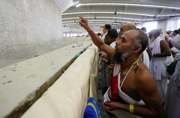 Hacılar şeytan taşladı