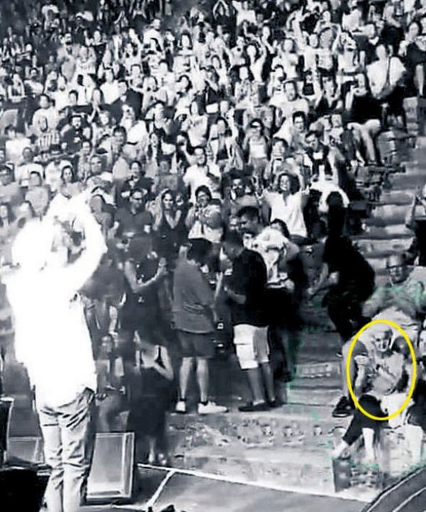 Kayınvalidesi Kenan Doğulu'yu izlemeye gitti