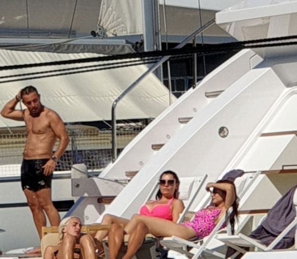 Mustafa Sandal arkadaşları ile tatile çıktı