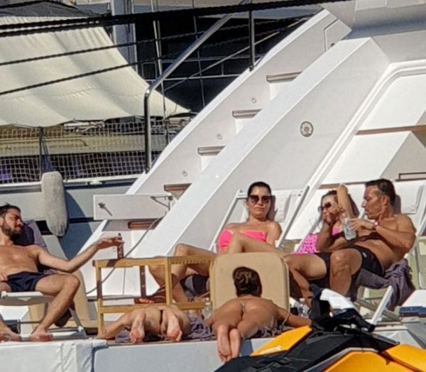 Mustafa Sandal arkadaşları ile tatile çıktı