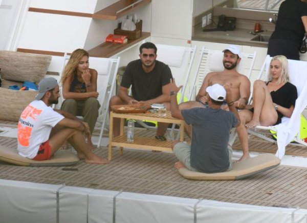 Mustafa Sandal arkadaşları ile tatile çıktı