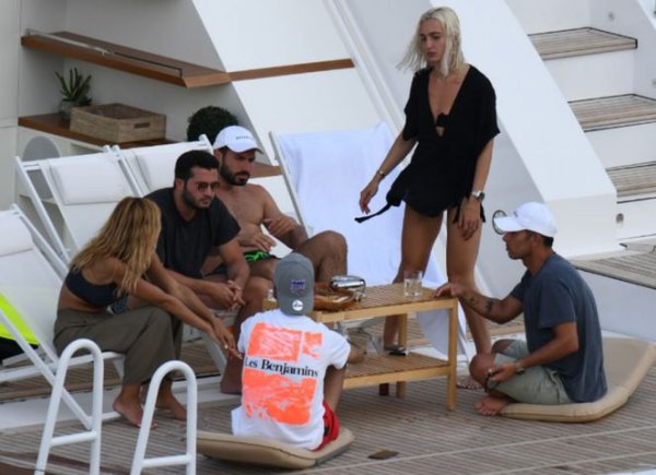 Mustafa Sandal arkadaşları ile tatile çıktı