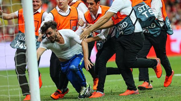İstanbul'daki maçta sahaya atlayan YouTuber serbest kaldı