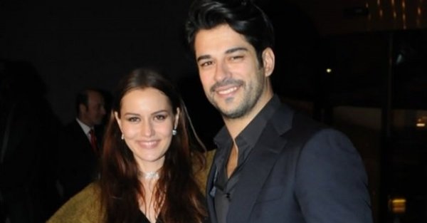 Burak Özçivit'ten eşine destek