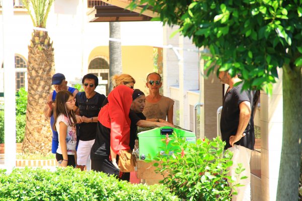 i Şarkıcı Devran Çağlar son yolculuğuna uğurlandı