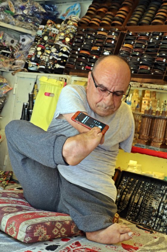 i Ayaklarını el gibi kullanıyor