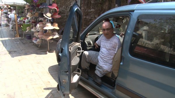 i Ayaklarını el gibi kullanıyor