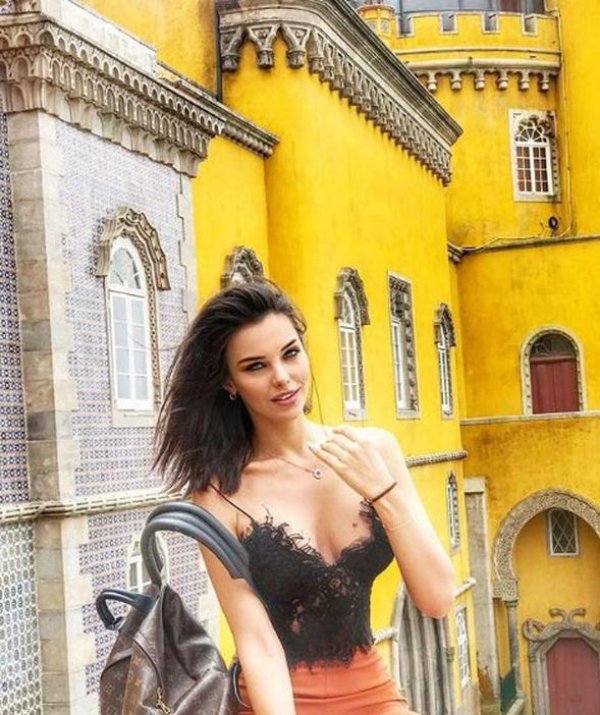 Tuvana Türkay'dan bikinili poz