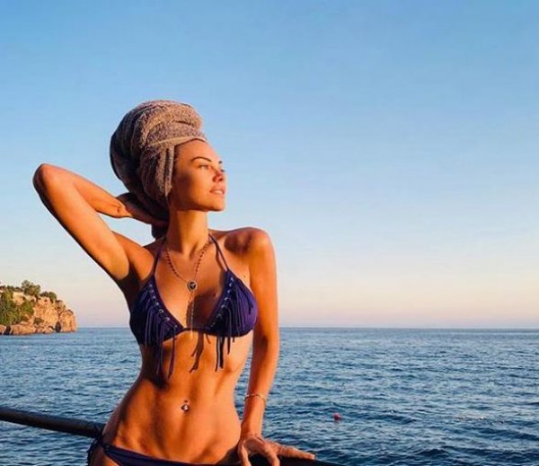 Tuvana Türkay'dan bikinili poz