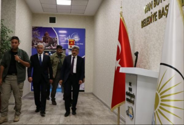 Van'a atanan kayyum makamına Erdoğan'ın fotoğrafını astı