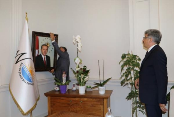 Van'a atanan kayyum makamına Erdoğan'ın fotoğrafını astı