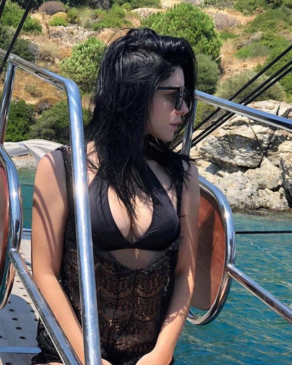 Merve Boluğur tatilde