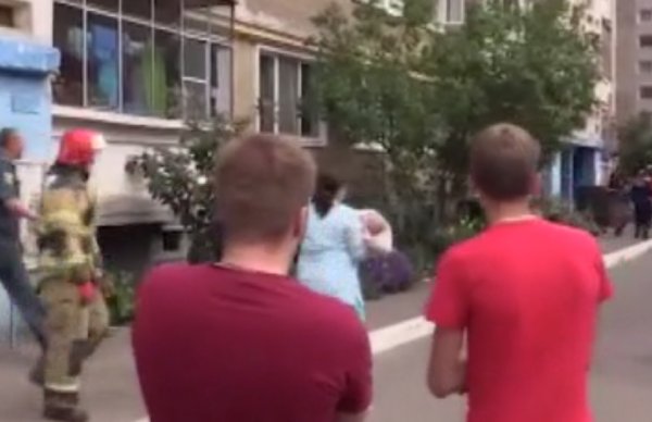 i Rus baba bebeğini camdan atmak istedi