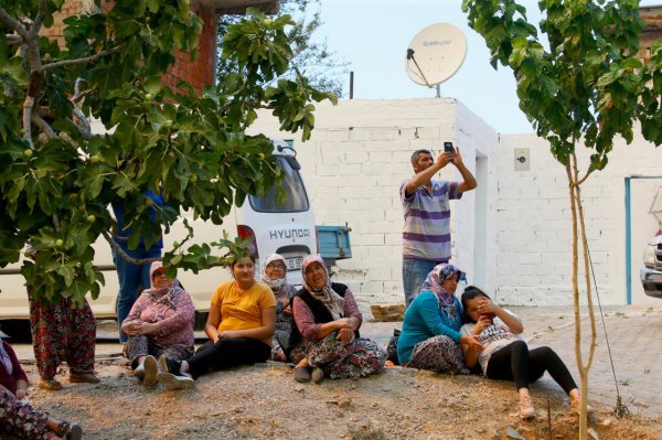 İzmir'deki orman yangını giderek yayılıyor