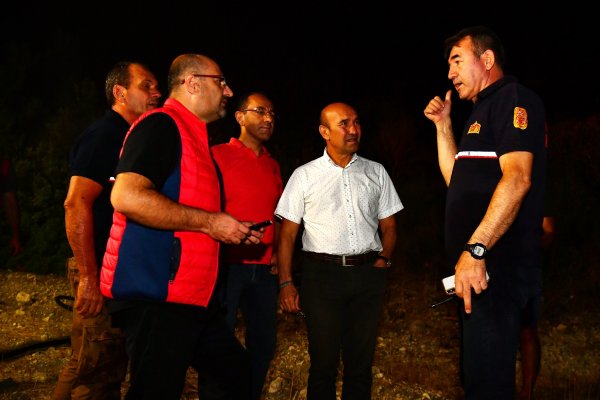 i Tunç Soyer, yanan alanlara ağaç dikileceğini söyledi