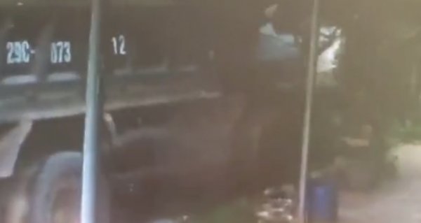 Kamyonun altında kalmaktan son anda kurtuldu
