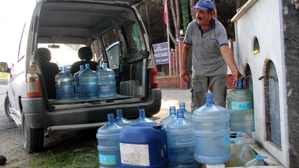 a Sokak hayvanları için 11 yıldır su taşıyor