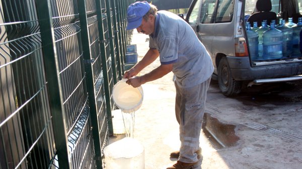 a Sokak hayvanları için 11 yıldır su taşıyor