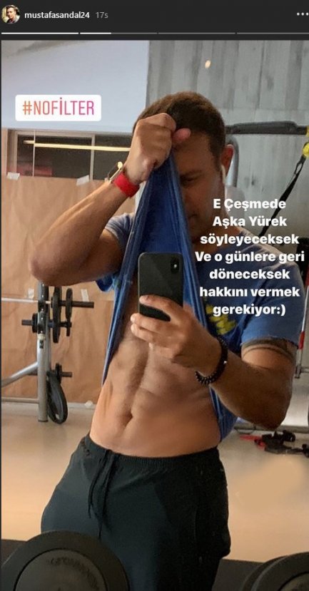 Mustafa Sandal kaslarını gösterdi