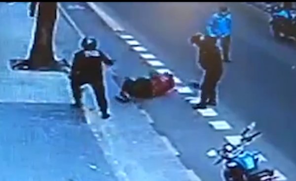 Arjantin'de polisin tekme attığı saldırgan öldü