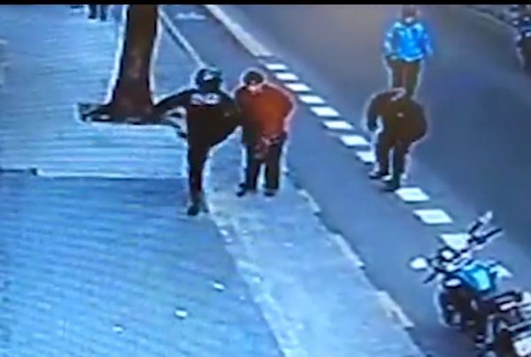 Arjantin'de polisin tekme attığı saldırgan öldü