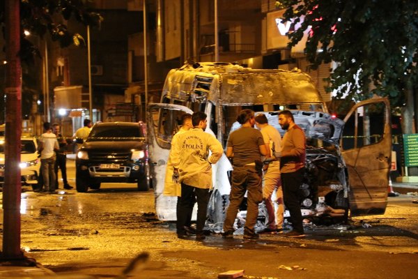 a PKK'lıların yaktığı minibüsün şoförü isyan etti