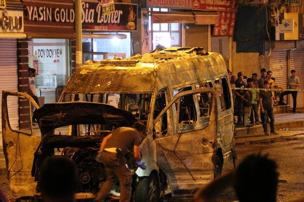 a PKK'lıların yaktığı minibüsün şoförü isyan etti