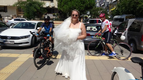 i Nikaha bisikletle gidip farkındalık yarattılar