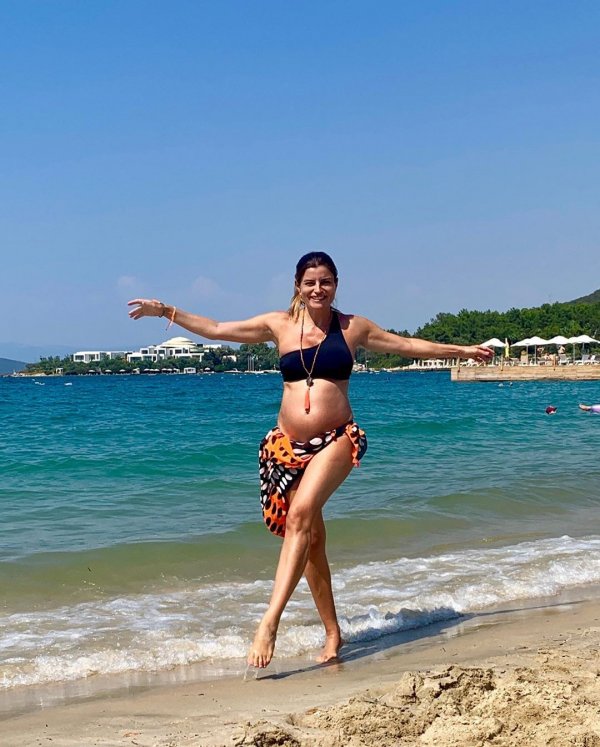 Ece Vahapoğlu plajda fenalaştı