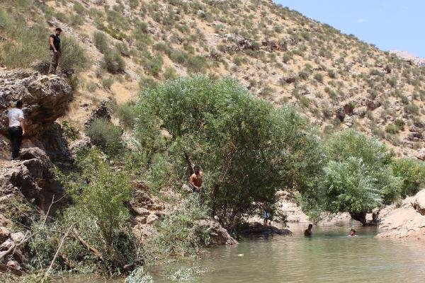 d Adıyamanlı gençler serinlemek için havuz yaptırdı