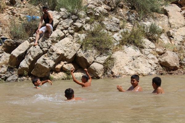 d Adıyamanlı gençler serinlemek için havuz yaptırdı